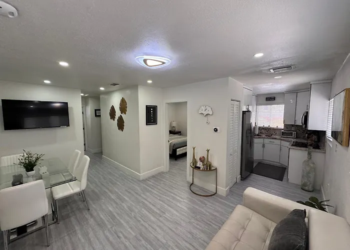 Stylish 2 Bedrooms Apartment By Miami Airport